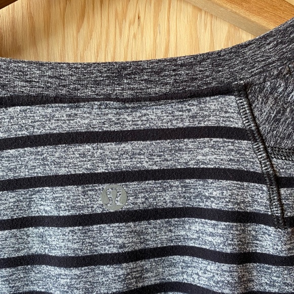 Lulu Lemon Men's L/ XL long sleeve top - Picture 4 of 5